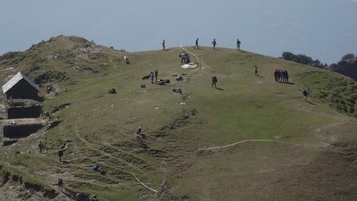 Индусы раскатывают траву по склону. Готовят склоны к соревнованиям. Всё по-взрослому.