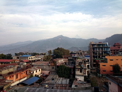 005 Вид на гору Сарангкот (1600м) из окон гостиниц Покхары.JPG