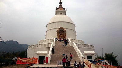 010 Worl Peace Pagoda. Буддистская Ступа в окрестностях города Покхара. Одна из мировых достопримечательностей. Построена японцем.JPG