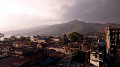 022 Вид на гору Сарангкот в городе Покхара после тропического ливня.JPG