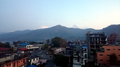 023 Вид на гору Сарангкот в городе Покхара в день отъезда и после трех дней тропического ливня.JPG